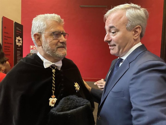 El presidente del Gobierno de Aragón, Jorge Azcón, y el recctor de la Universidad de Zaragoza, José Antonio Mayoral.