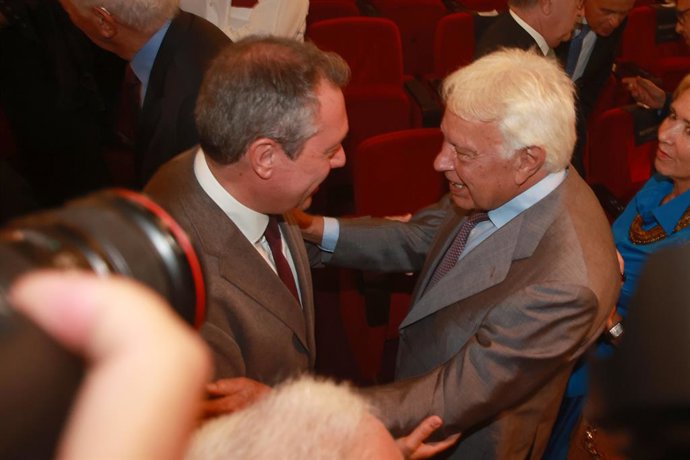 El expresidente del gobierno Felipe González, saluda al secretario general del PSOE de Andalucía, Juan Espadas durante el acto de entrega del Premio Iberoamericano Torre del Oro, a 14 de septiembre de 2023 en Sevilla (Andalucía, España). El expresidente