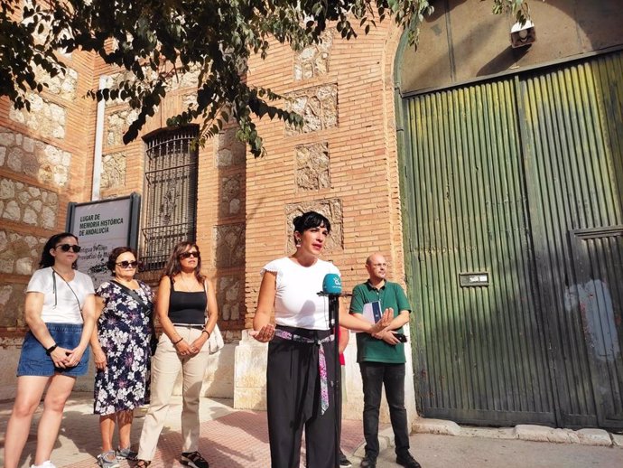 La portavoz de Con Málaga en el Ayuntamiento de la capital, Toni Morillas, en rueda de prensa junto a la antigua cárcel provincial.