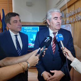 El presidente del TSJR presenta al consejero de Educación una nueva edición de 'Educar en Justicia'