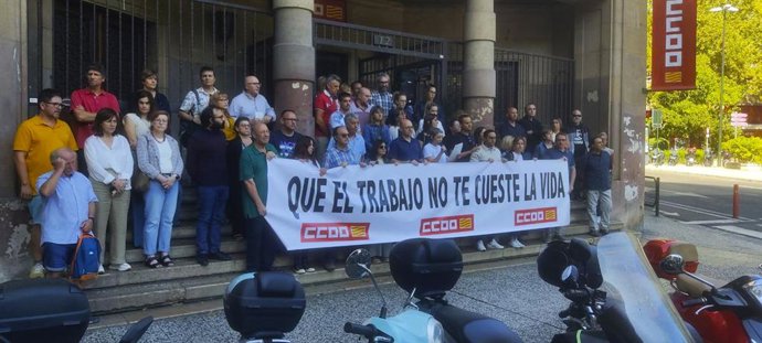 Concentración en la puerte de la sede de CCOO.