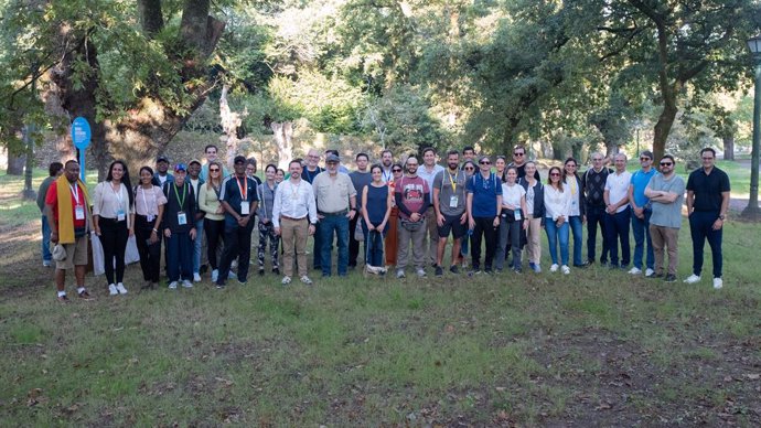Foto de familia de acompañantes y ministros de economía tras realizar una parte del Camino de Santiago, a 15 de septiembre de 2023, en Santiago de Compostela, A Coruña, Galicia (España). Varios ministros de Economía de América Latina, entre ellos el de 