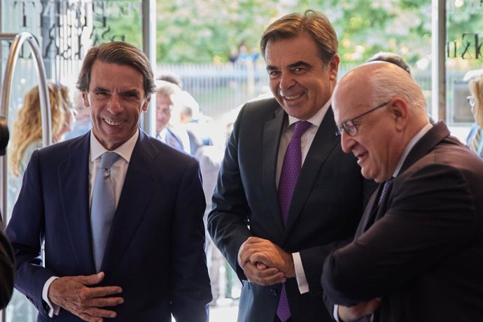 El expresidente del Gobierno de España José María Aznar (1i) y    el vicepresidente de la CE, Margaritis Schinas (c), conversan a su llegada a la clausura del Campus FAES 2023 Europa en transformación, en el Hotel Petit Palace Savoy Alfonso XII, a 15 de