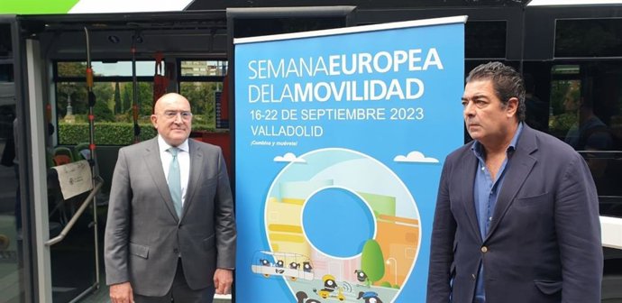 El alcalde de Valladolid, Jesús Julio Carnero, junto al concejal de Tráfico y Movilidad, Alberto Gutiérrez, durante la presentación de la Semana Europea de la Movilidad en la capital vallisoletana