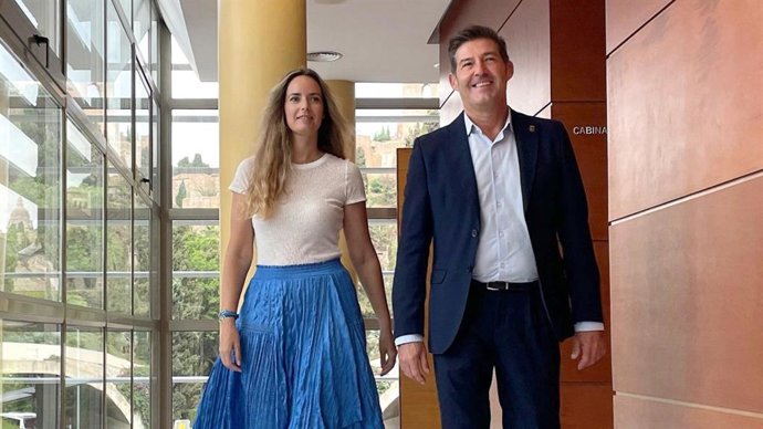 El portavoz del grupo municipal de Vox en el Ayuntamiento de Málaga, Antonio Alcázar, y la portavoz adjunta, Yolanda Gómez.
