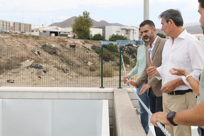 Ramón Fernández-Pacheco inaugura el punto limpio de Adra (Almería) junto al alcalde, Manuel Cortés