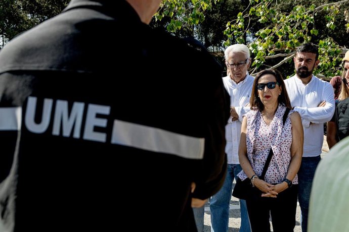 La ministra de Defensa en funciones, Margarita Robles, durante una visita en septiembre a las unidades de la UME y de la Brigada Paracaidista desplegadas en las zonas afectadas por la DANA, en Aldea del Fresno, Madrid (España). 