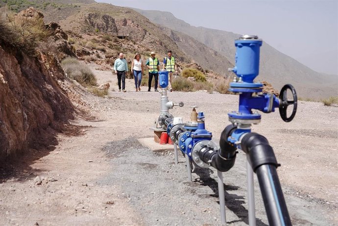 María Luisa Cruz visita el renovado sondeo en Alicún (Almería)