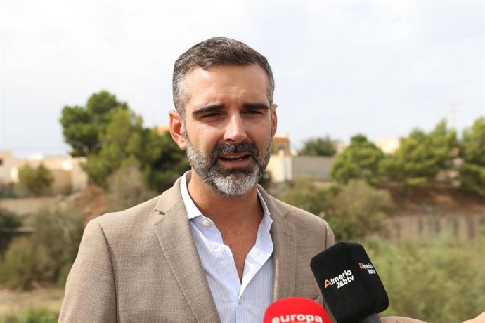 Ramón Fernández-Pacheco atiende a los medios en Adra (Almería)