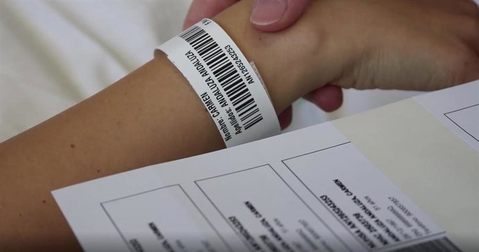 Detalla de una pulsera identificativa en un paciente.