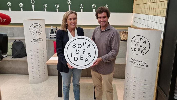 La consejera de Economía, Belinda León, junto al vicepresidente de la Asociación de Jóvenes Empresarios de La Rioja, Jorge Martínez