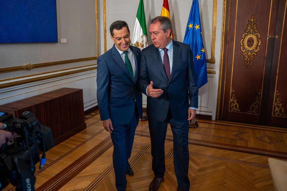 El presidente de la Junta de Andalucía, Juanma Moreno, con el el secretario general del PSOE-A, Juan Espadas, en una imagen de 8 de septiembre en el Palacio de San Telmo.