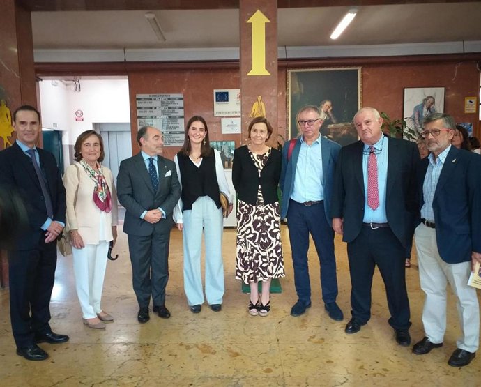 El rector de la Universidad de Oviedo, Ignacio Villaverde, antes de ofrecer la lección inaugural del curso en el IES Jovellanos de Gijón, acompañado, entre otros, de la alcaldesa de Gijón, Carmen Moriyón.