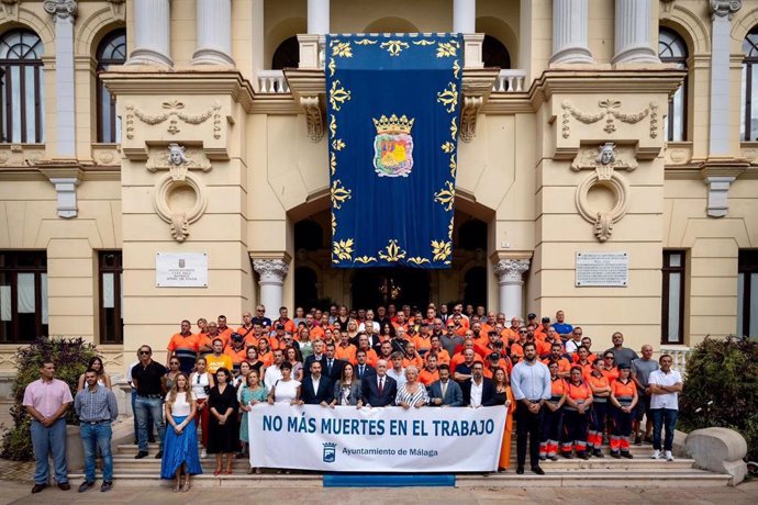 Minuto de silencio en la puerta del Ayuntamiento de Málaga por el fallecimiento de una trabajadora de la empresa pública Limasam en accidente laboral.