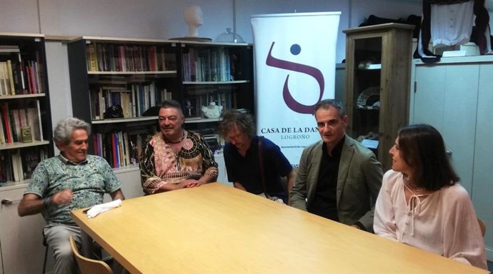 Antonio Canales, Mariano Cruceta, Perfecto Uriel y los concejales Sáinz y Fernández, en el acto de reapertura de la Casa de la Danza en Logroño