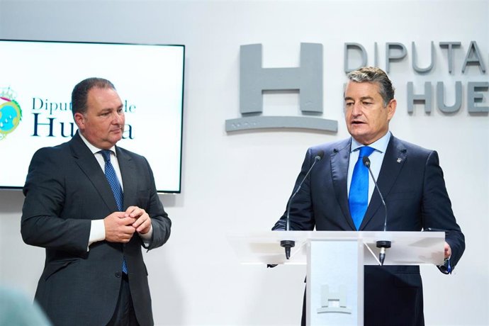 El consejero de Presidencia, Interior, Diálogo Social y Simplificación Administrativa de la Junta de Andalucía, Antonio Sanz, junto al presidente de la Diputación de Huelva ,David Toscano.