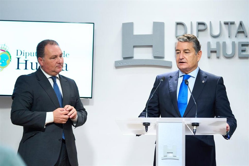 El consejero de Presidencia, Interior, Diálogo Social y Simplificación Administrativa de la Junta de Andalucía, Antonio Sanz, junto al presidente de la Diputación de Huelva ,David Toscano.