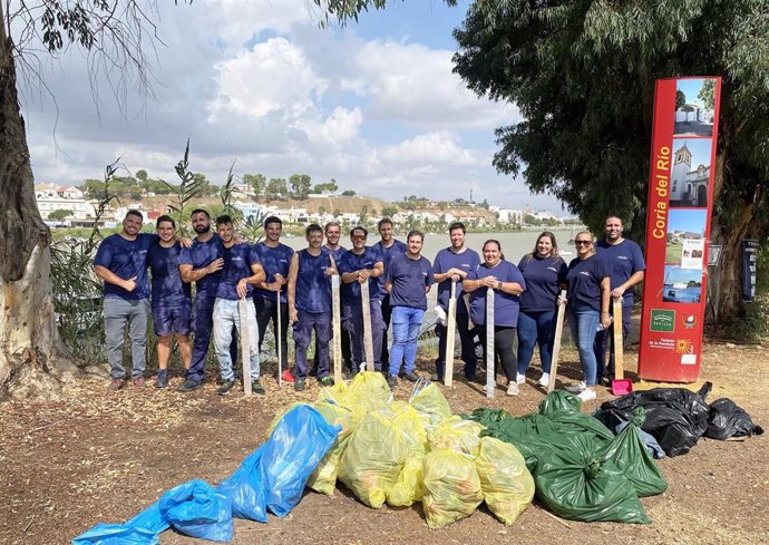 La empresa sevillana 'El Milagrito' conmemora el Día Mundial de la Limpieza con la recogida de basura en la ribera del Guadalquivir.