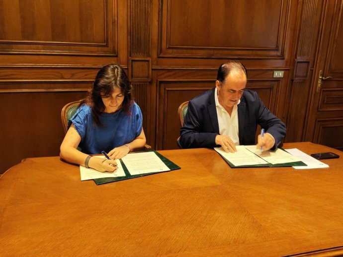 En la primera. Nuria Santacruz y Benito Serrano firman el convenio entre Autismo Soria y Diputación Provincial