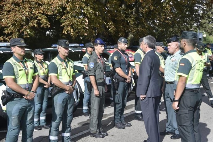 Leonardo Marcos felicita en La Bañeza a los guardias civiles que garantizan la seguridad de la Vuelta Ciclista.