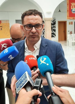 El secretario general del Grupo Socialista en la Asamblea de Extremadura, Jorge Amado, en declaraciones a los medios en la Asamblea