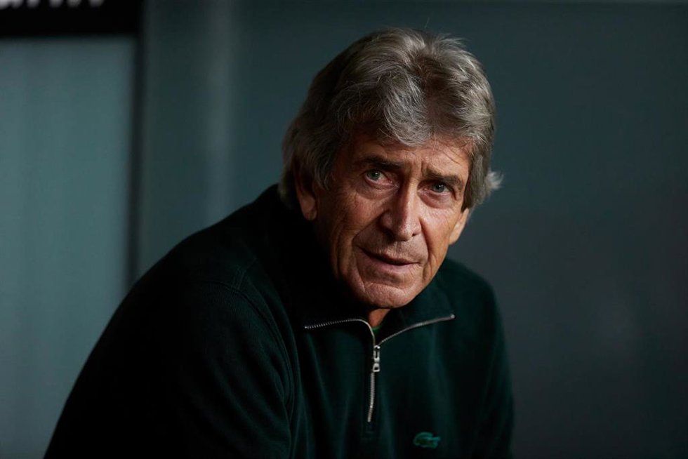 Manuel Pellegrini head coach of Real Betis Balompie looks on during the LaLiga EA Sports match between Athletic Club and Real Betis Balompie at San Mames on August 27, 2023, in Bilbao, Spain.