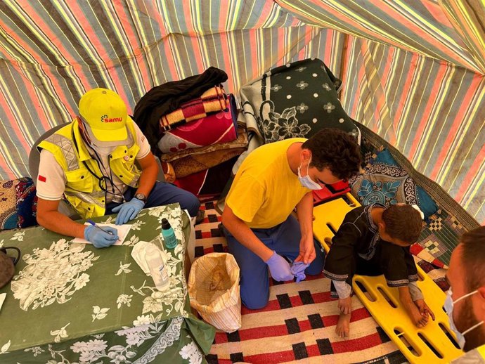 Sanitarios de SAMU atienden a heridos tras el seísmo en Marruecos.