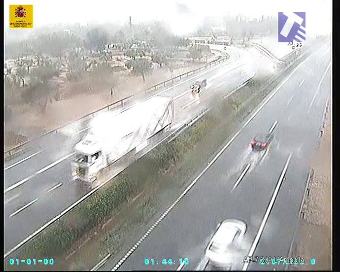 Restablerta la circulació a l'N-340 després de la inundació de la via aquest divendres.