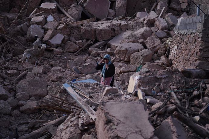 Una mujer camina por un pueblo destruido por el terremoto, a 12 de septiembre de 2023, en Talat N'Yaaqub, provincia de Al Hauz, región de Marrakech-Safi (Marruecos)