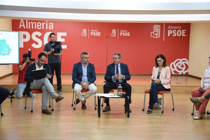 El secretario general del PSOE de Andalucía, Juan Espadas, este viernes en una reunión con su partido en Almería.