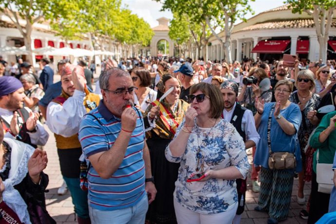 Minuto de ruido contra las violencis mahistas en la Feria de Albacete.
