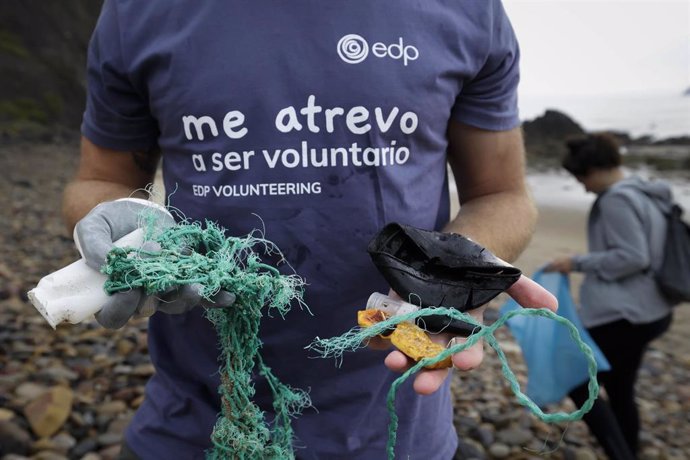 Empleados de EDP recogen más de 100 kilos de residuos en la playa de Xagó.