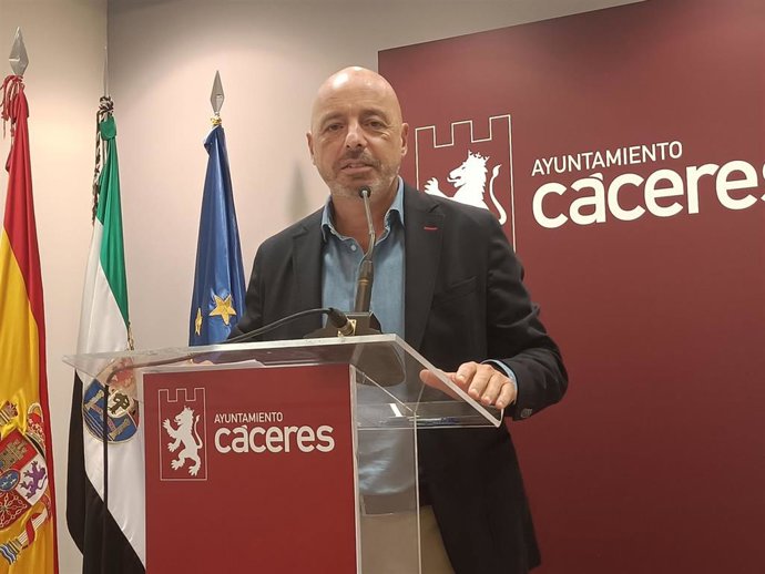 El viceportavoz del Gobierno de Cáceres, Pedro Muriel, en una rueda de prensa