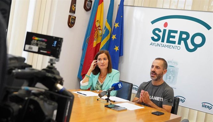 La concejala de Políticas Sociales y Atención a las  Personas de Siero, María Jose Fernández, y alcalde de Siero, Ángel García