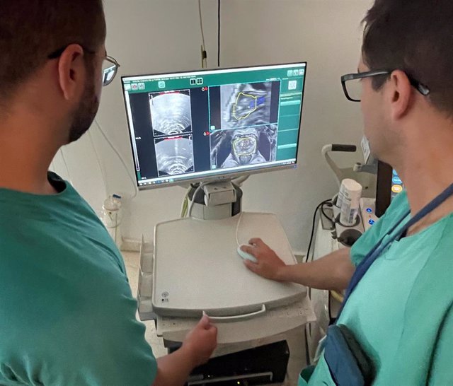 Un equipo de Radiología y Urología practican la biopsia por fusión a un paciente con sospecha de cáncer de próstata.