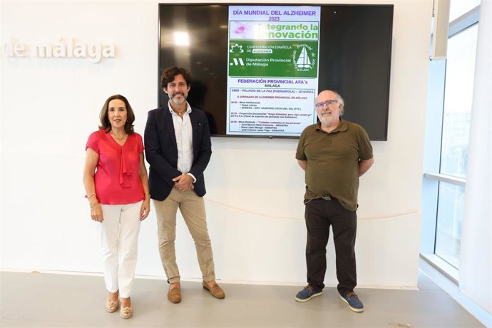 Presentación de las jornadas a cargo del diputado Francisco José Martín; Francisca Lebrón, presidenta de Asociación de familiares de enfermos de Alzheimer y otras demencias Fuengirola-Mijas; y Juan Moreno, secretario de la Federación Provincial.