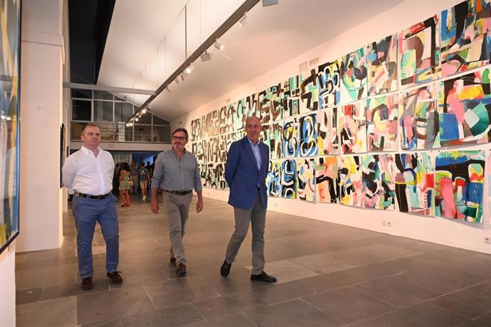 El alcalde de Tomares, José María Soriano, en la inauguración de la muestra expresionista de Llinares.