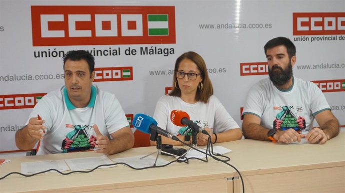 La secretaria general de la FSC de CCOO de Málaga, Inmaculada González, junto con el secretario general de la Sección Sindical de CCOO en Metro de Málaga, Daniel López, y el delegado de la sección sindical de CCOO en Metro Málaga, Isaac Ríos.