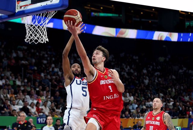 08 September 2023, Philippines, Manila: Germany's Franz Wagner and USA's Mikal Bridges (L) in action during the FIBA Basketball World Cup semi-final macth between USA and Germany. Photo: Matthias Stickel/dpa