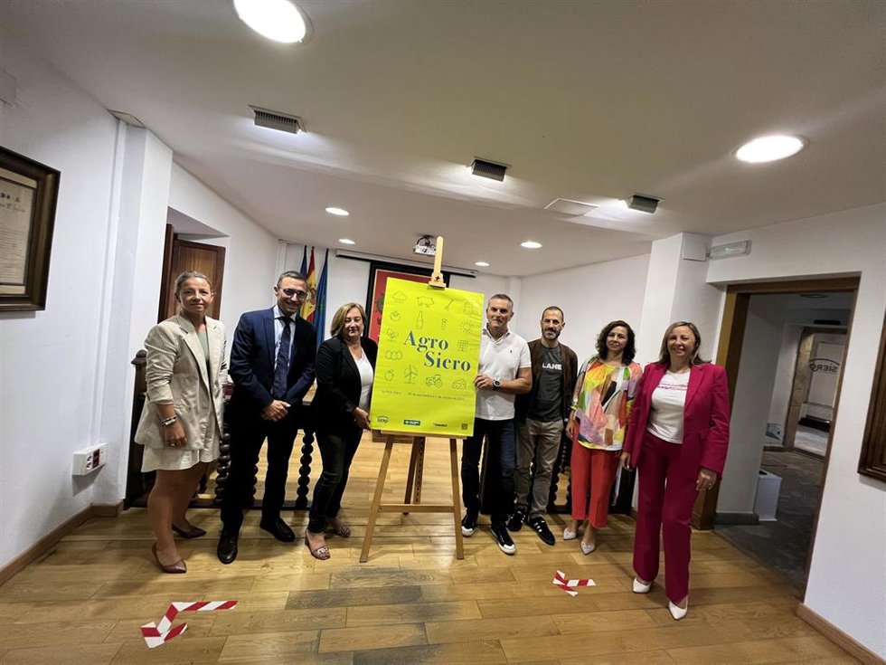 De izquierda a derecha, Verónica García y Roberto Tuñas, del Banco Sabadell; Ana Nosti, concejala de Festejos; Maximino García, alcalde de Morcín; Ángel García, alcalde de Siero; y Rocio Sánchez y Vanesa Álvarez, representantes de la Caja Rural.