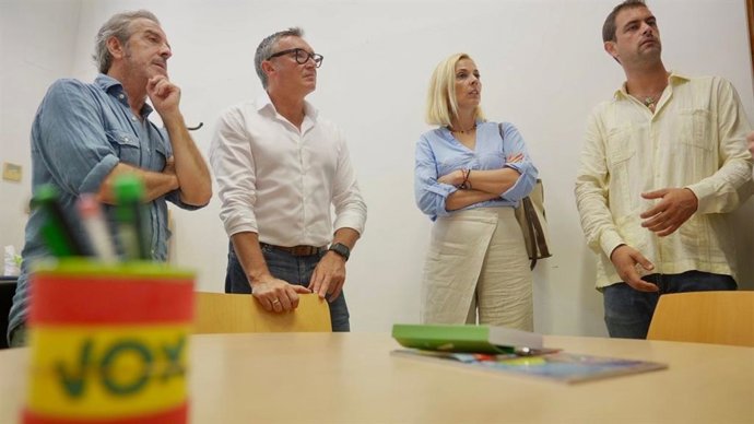 Manuel Gavira (segundo por la izquierda), este viernes