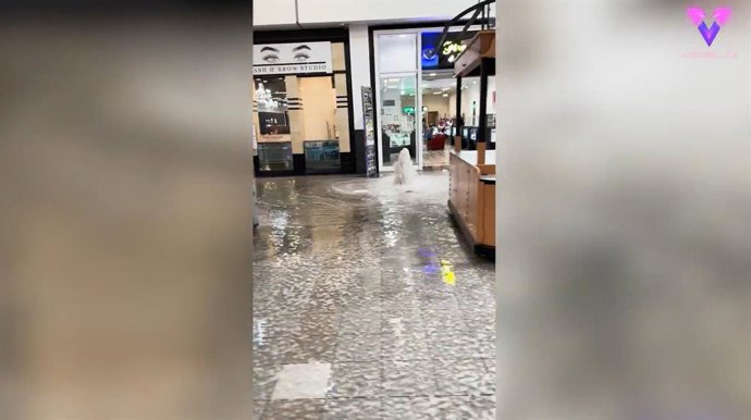 Un fuerte aguacero y la consiguiente inundación dieron lugar a una inesperada fuente de agua en este centro comercial de Las Vegas.