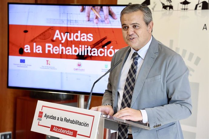 El consejero de Vivienda, Transportes e Infraestructuras, Jorge Rodrigo, visita el municipio de Alcobendas