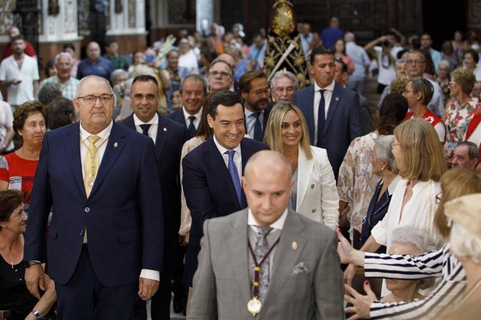 El presidente de la Junta de Andalucía, Juanma Moreno, participa en la ofrenda floral a la Virgen de las Angustias