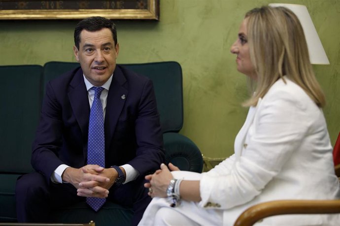 El presidente de la Junta de Andalucía, Juanma Moreno, se reúne con la alcaldesa de Granada.