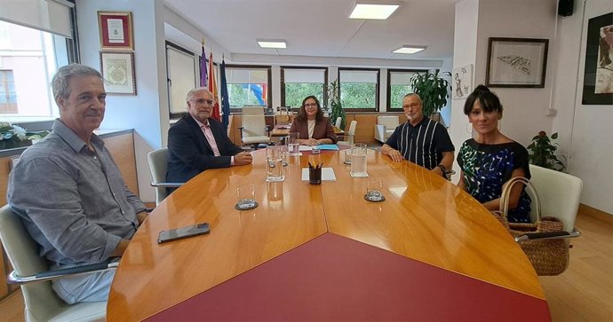 La consellera de Salud, Manuela García, reunida con el presidente y la vicepresidenta de Consubal, Alfonso Rodríguez y María Jiménez.