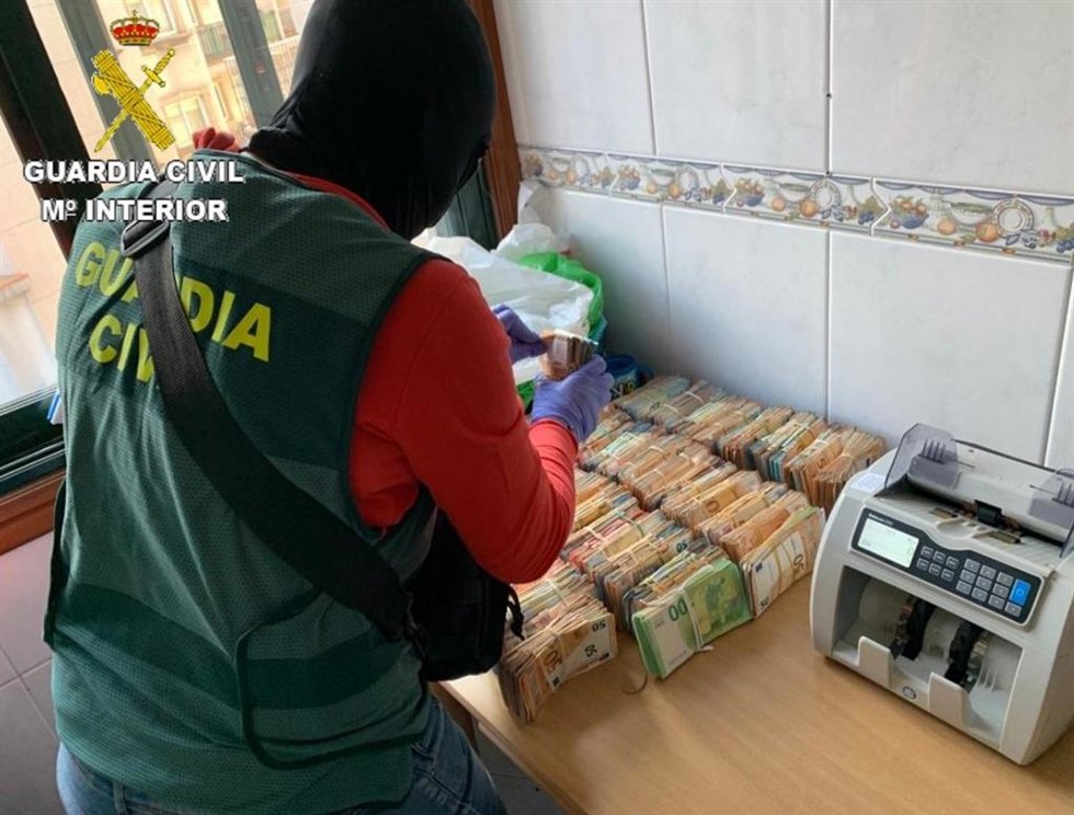 Dinero en metálico intervenido en un operativo antidroga dirigido por un juzgado de Cangas (Pontevedra), que se saldó con 15 detenidos y la incautación de 340 kilos de hachís, 4 kilos de cocaína, éxtasis, marihuana, armas y otros efectos.