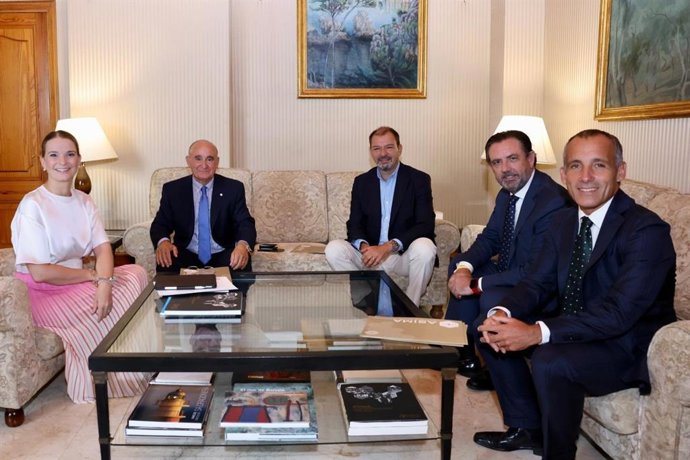 La presidenta del Gobierno, Marga Prohens, y el conseller de Empresa, Empleo y Energía, Alejandro Sáenz de San Pedro, reunidos con los representantes de Asima.