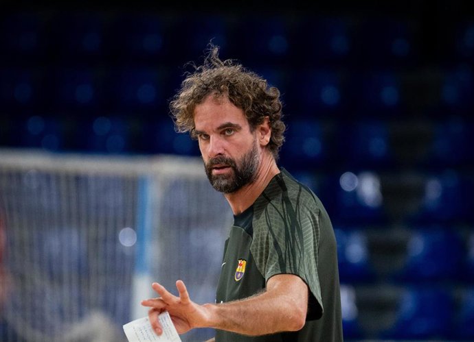 El entrenador del Bara de baloncesto, Roger Grimau, en un entrenamiento