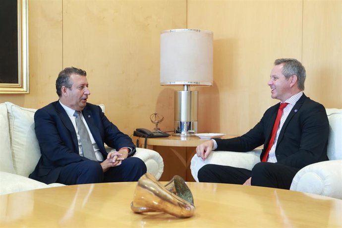 El presidente de la Diputación, Javier Fernández, se reúne con el ministro de Sanidad en funciones, José Manuel Miñones, en la sede del organismo provincial.